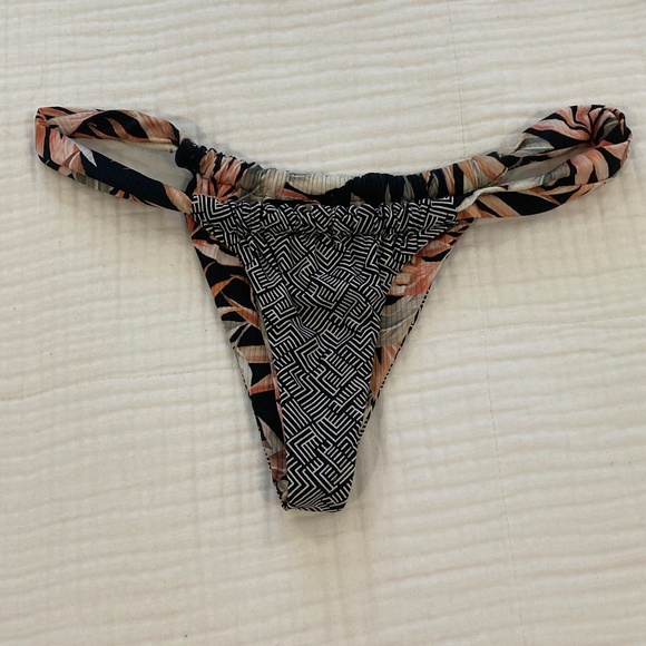 Rip curl size small reversible bikini bottom. Black and white geometric, floral - Picture 3 of 5